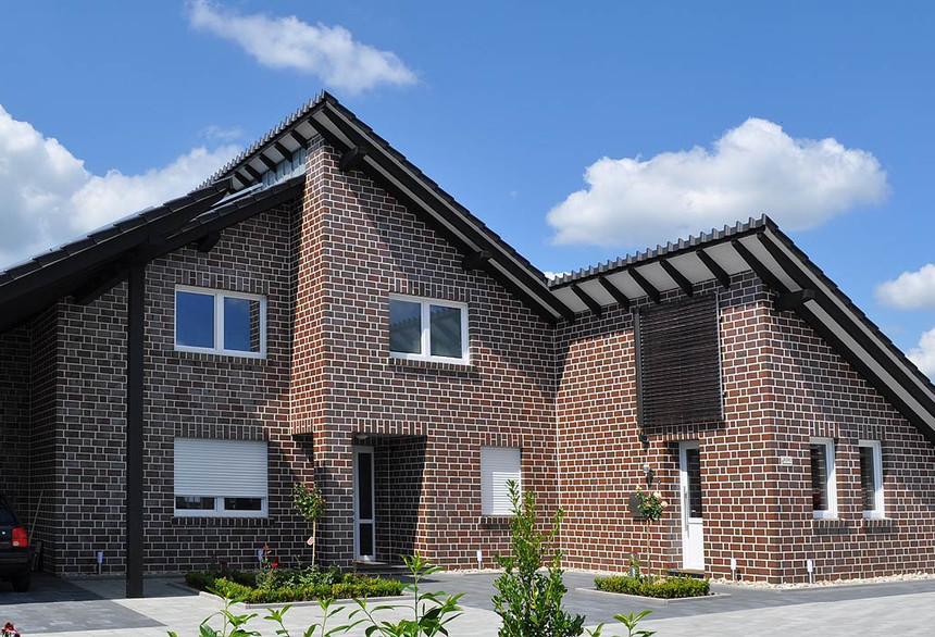 Rodinné domy z cihly Accum modrohnědé stínované