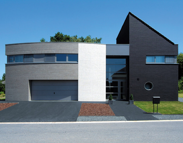 Obytný dům z cihel Faro šedá a černá a cihel Oslo